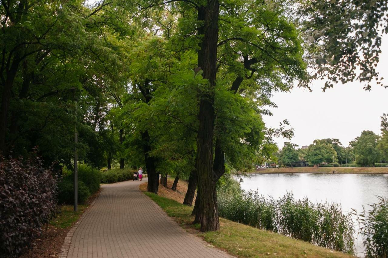 Modern Apartment Across The Ponds Warszawa Eksteriør billede